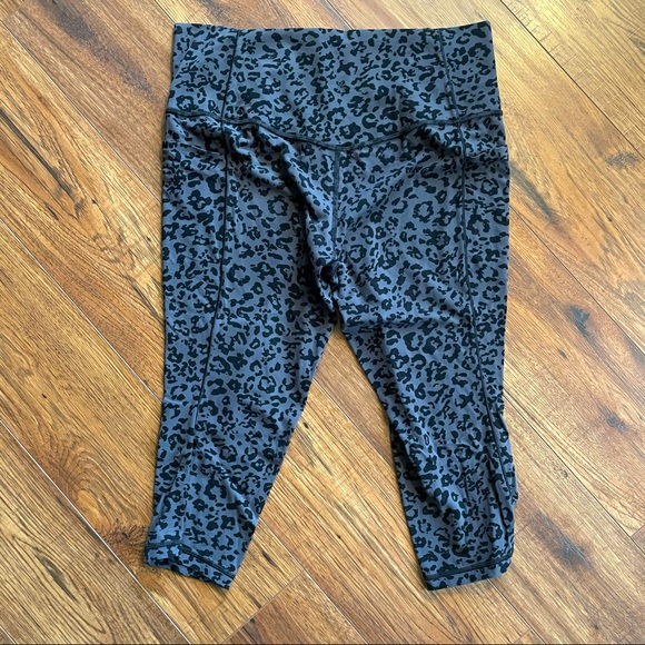Athleta Salutation Stash Pocket Il Capri Leopard - Picture 6 of 9